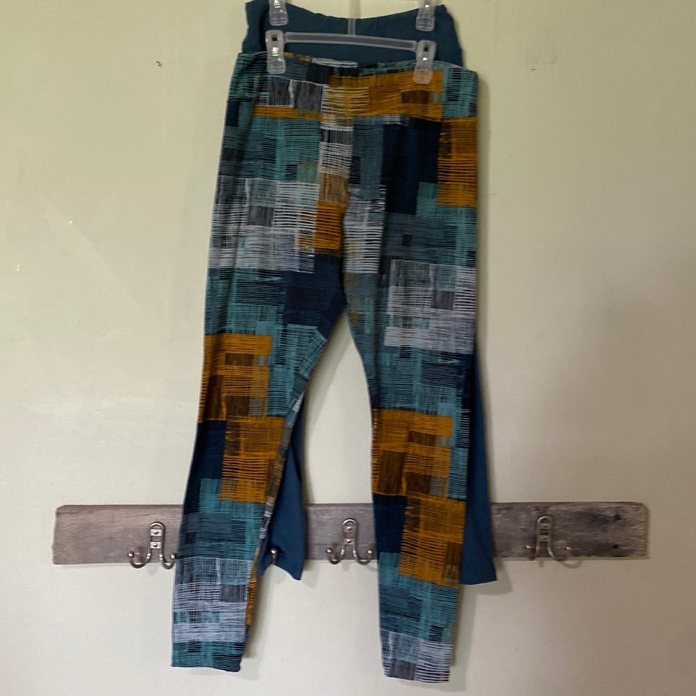 2 pairs of leggings
